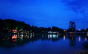 ริมแม่น้ำปิงยามค่ำคืน mae ping river cruise dinner chiang mai