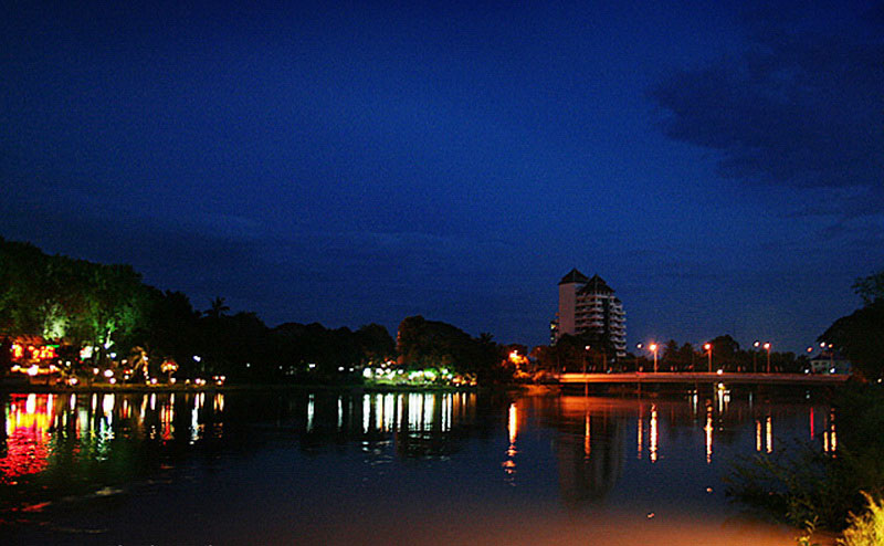 ริมแม่น้ำปิงยามค่ำคืน mae ping river cruise dinner chiang mai